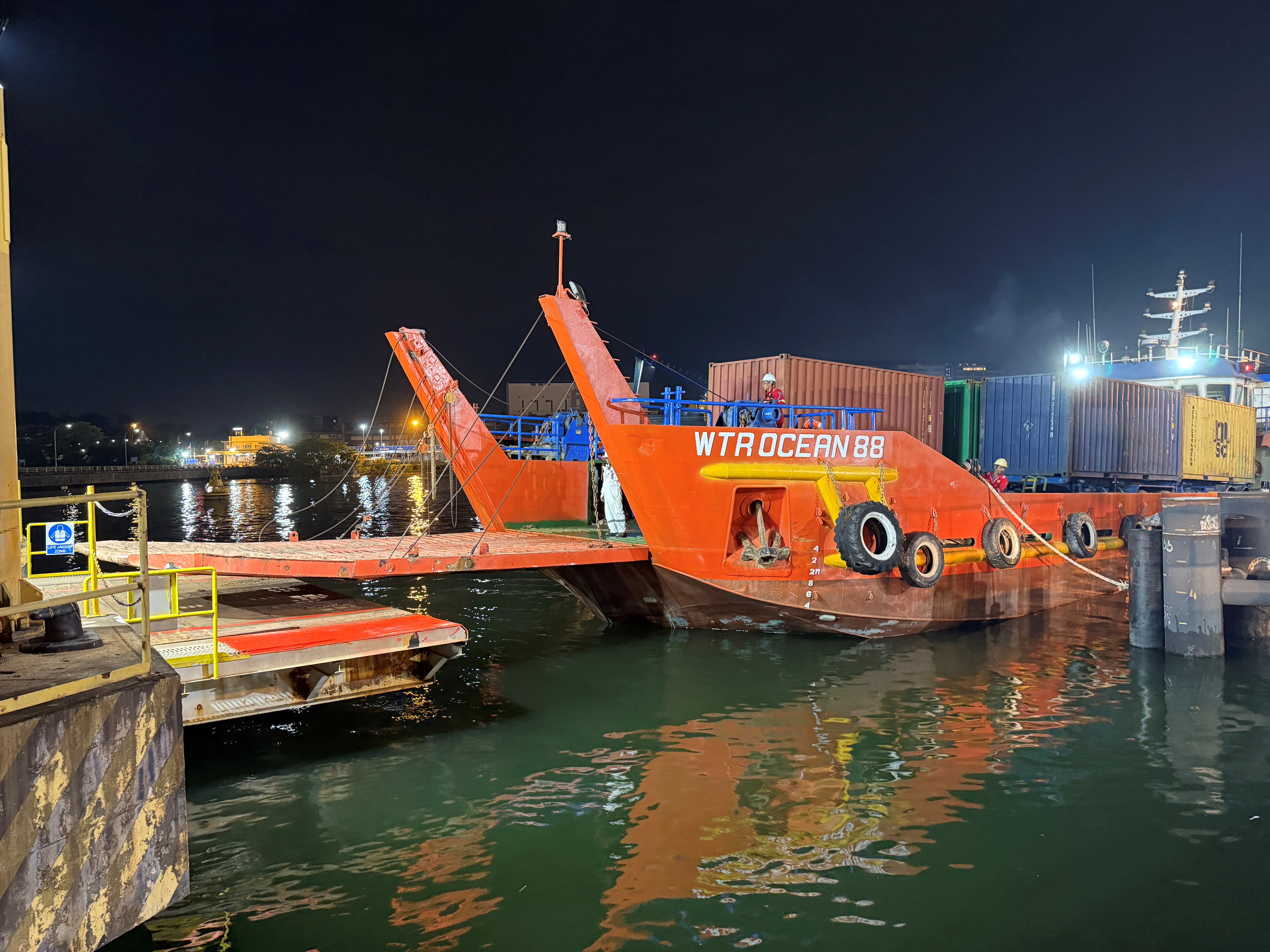 Loading break bulk cargo